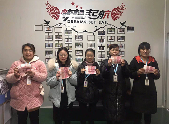 1月23日朗麗人事部為9-11月招工難期間，積極響應(yīng)老帶新政策，為公司推薦新員工的家人發(fā)放獎勵.jpg